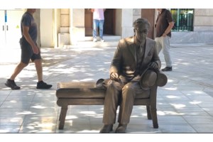 Βανδαλίστηκε το άγαλμα του Καβάφη στη Διονυσίου Αρεοπαγίτου - Άμεση αποκατάσταση από τον Δήμο Αθηναίων