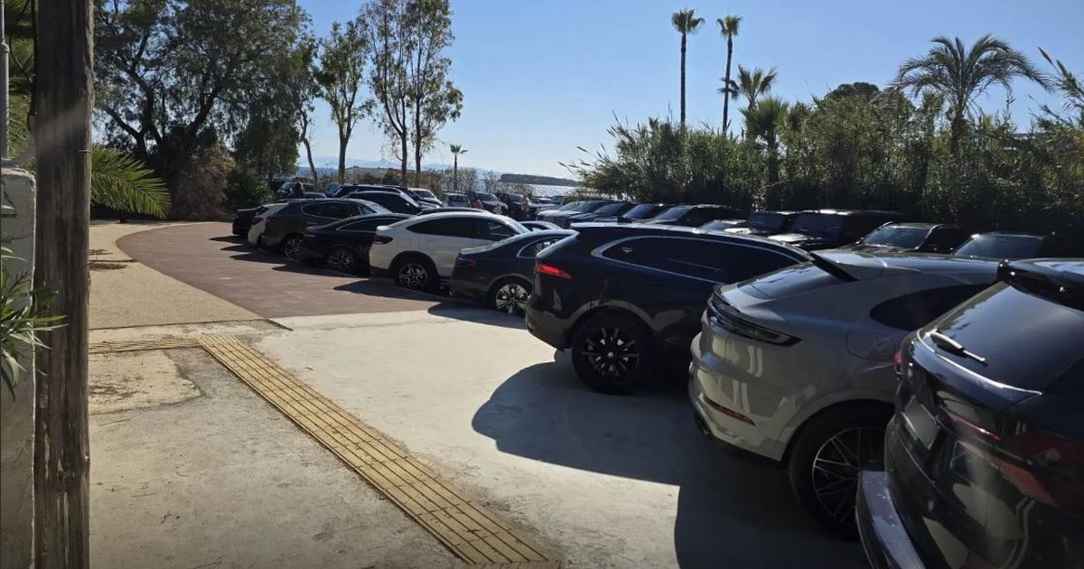 Βούλα: Κατάστημα χρέωνε υπηρεσίες στάθμευσης σε δημόσιο χώρο - Τέσσερις συλλήψεις [βίντεο]