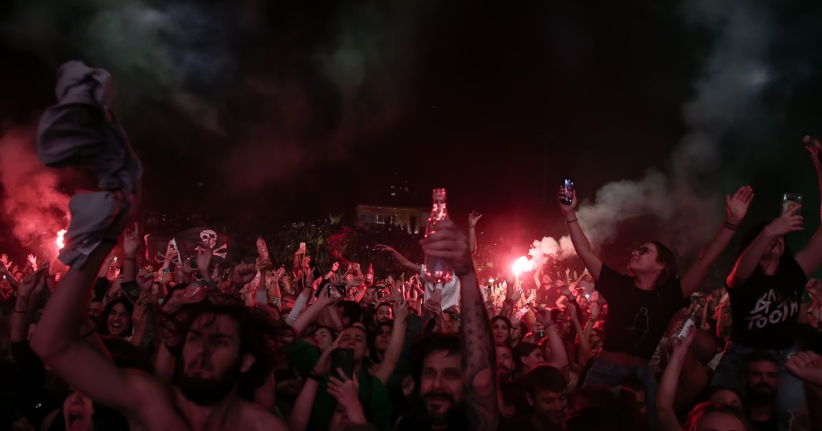 Ο Θανάσης Παπακωνσταντίνου αποχαιρέτησε το κοινό στη τελευταία του συναυλία: "Κρατήστε τα τραγούδια και μένα ξεχάστε με