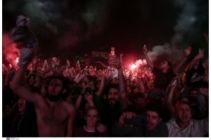 Ο Θανάσης Παπακωνσταντίνου αποχαιρέτησε το κοινό στη τελευταία του συναυλία: "Κρατήστε τα τραγούδια και μένα ξεχάστε με