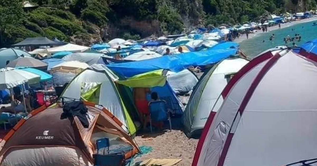 "Βούλιαξε" από σκηνές και η παραλία Πεταλή στην Εύβοια - Απτόητοι οι κατασκηνωτές [βίντεο]