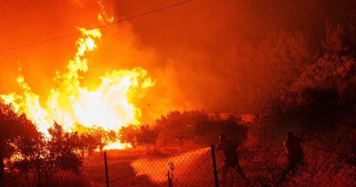 Φωτιά στη Μακρακώμη: Δύσκολη η κατάσταση με τα πύρινα μέτωπα - Μήνυμα από το 112 - εικόνα 4