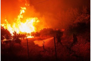 Φωτιά στη Μακρακώμη: Δύσκολη η κατάσταση με τα πύρινα μέτωπα - Μήνυμα από το 112 - εικόνα 4