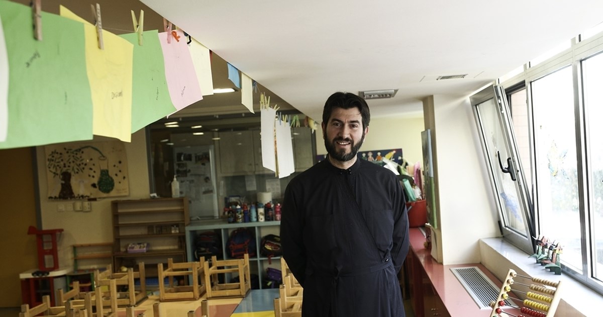 Αλλαγμένος ο πατέρας Αντώνιος: Η στιγμή που βγαίνει από τα δικαστήρια [βίντεο]