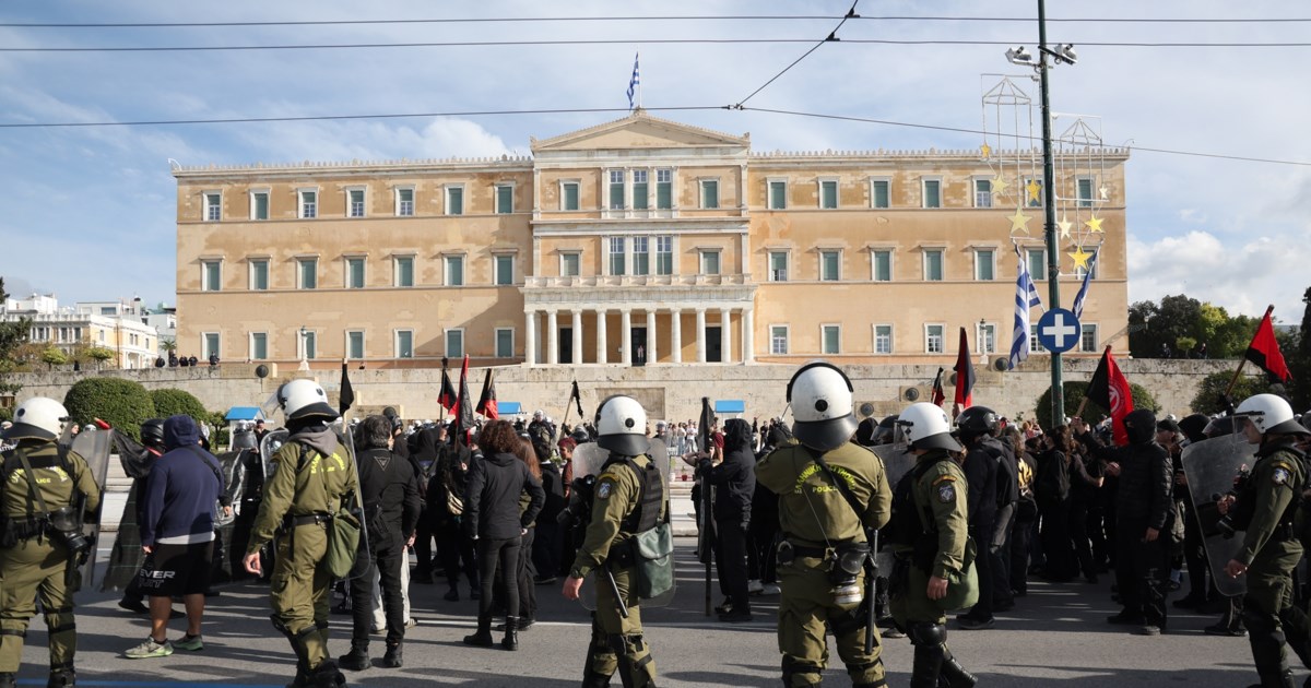 Επέτειος Γρηγορόπουλου:  Συλλήψεις και προσαγωγές - Έκλεισαν δρόμοι και σταθμοί του Μετρό για την πορεία - εικόνα 5