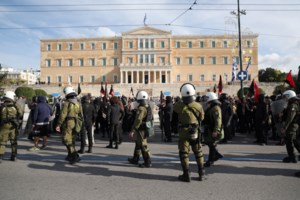 Επέτειος Γρηγορόπουλου: Συλλήψεις και προσαγωγές - Έκλεισαν δρόμοι και σταθμοί του Μετρό για την πορεία - εικόνα 5