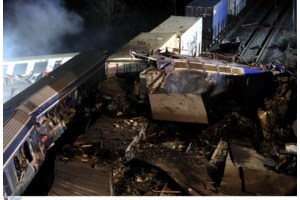 Τέμπη: Μήνυση Χούπα κατά Καραμανλή - "Ο πρωθυπουργός να οδηγήσει τον δολοφόνο του παιδιού μου στο εδώλιο"