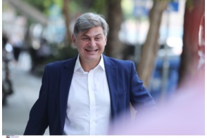 Ρωμανός: Πότε μας κορόιδευε ο κ. Φαραντούρης; Όταν δίδασκε σε μη κρατικό πανεπιστήμιο ή σήμερα που είναι κατά;