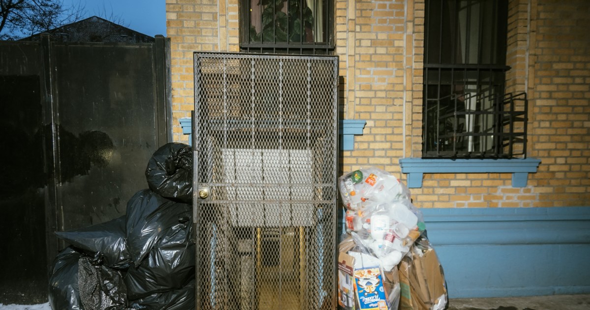 Στη Χαβάη το 91% των πλαστικών στις παραλίες είναι θαμμένα μέσα στην άμμο