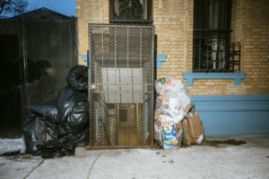 Στη Χαβάη το 91% των πλαστικών στις παραλίες είναι θαμμένα μέσα στην άμμο