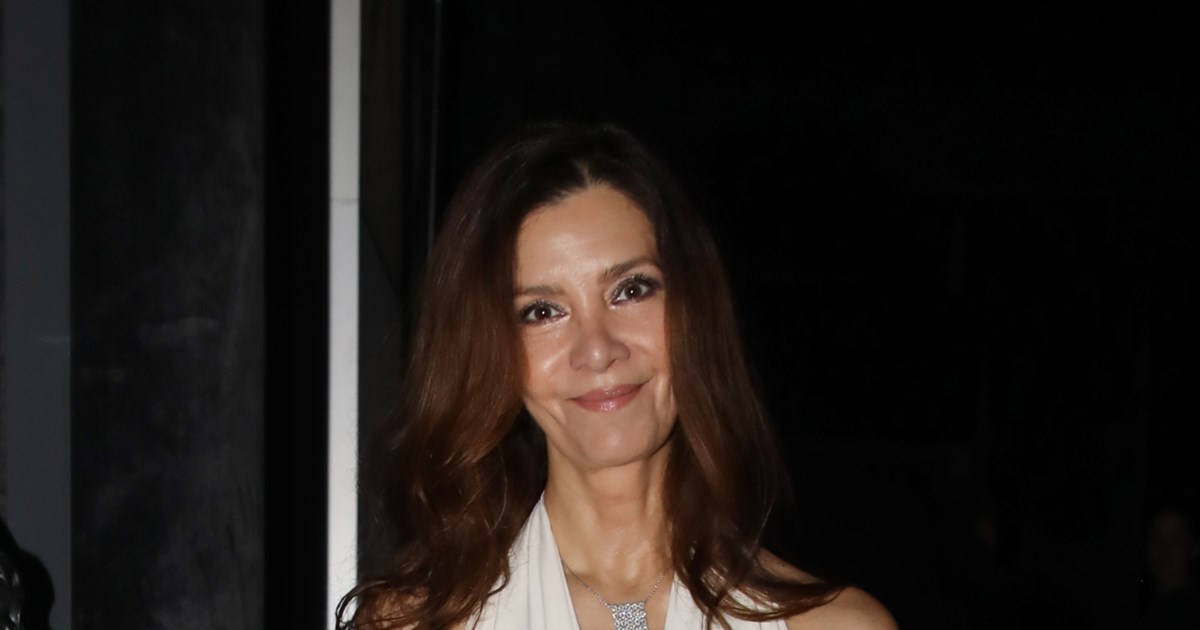 Κατερίνα Λέχου: Με over the knee μπότες και λευκό μίνι φόρεμα σε βραδινή εμφάνιση