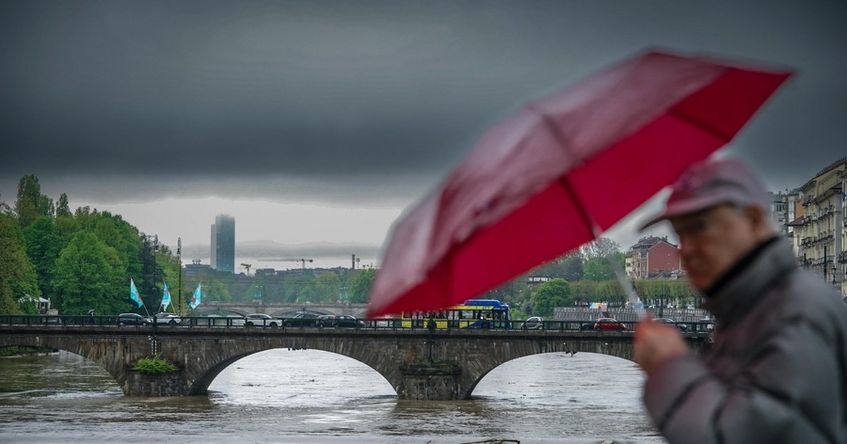 Στο έλεος της κακοκαιρίας η βόρεια Ιταλία: Ένας νεκρός και ένας αγνοούμενος - Έπεσαν με το αυτοκίνητο σε παραπόταμο - εικόνα 2