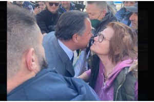 Το ΠΑΜΕ απαντά στον Γεωργιάδη: Δεν είναι δική μας η διαδηλώτρια - Έλα στη γενική απεργία να δεις "αγκαλιές και φιλιά"