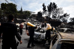 Βουλή: Ενός λεπτού σιγή για το Μάτι - "Πυρά" Παπασταύρου σε Παππά - "Ίχνος αυτοκριτικής για την εθνική τραγωδία 8 χρόνια μετά"