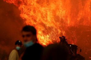 Πύρινη κόλαση στην Πορτογαλία: Μαίνονται για 10η ημέρα οι φωτιές - 1.600 πυροσβέστες στη μάχη με τις φλόγες - εικόνα 3