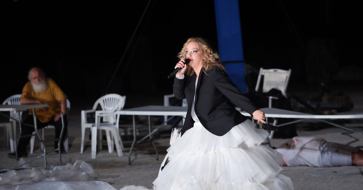 Λένα Κιτσοπούλου: Όταν παρουσίαζε τον Αθανάσιο Διάκο ως ζηλιάρη σουβλατζή που σκοτώνει την άπιστη συζυγό του