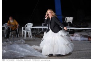 Λένα Κιτσοπούλου: Όταν παρουσίαζε τον Αθανάσιο Διάκο ως ζηλιάρη σουβλατζή που σκοτώνει την άπιστη συζυγό του