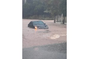 Κακοκαιρία Bora στη Ρόδο: Ήχησε το 112 - Εντολή εκκένωσης από υπόγεια και ισόγεια στην Ιάλυσο - Υπερχείλισε ρέμα - εικόνα 2