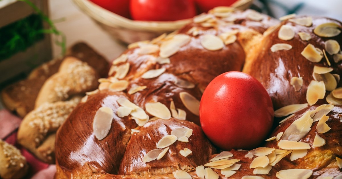 Αυτά είναι τα πιο εύκολα και αφράτα πασχαλινά τσουρέκια, χωρίς ζύμωμα και μίξερ