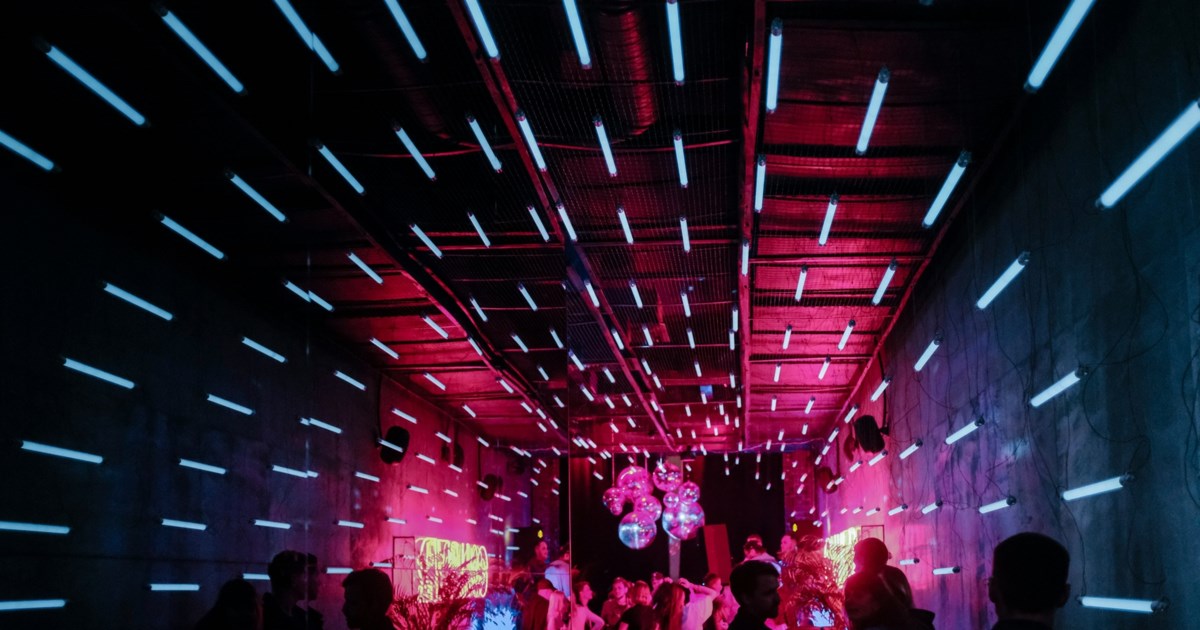 Με φρουρούς αστυνομικούς το πάρτι ναρκωτικών στα Καλύβια - Η γνωστή DJ είχε συλληφθεί για ξέπλυμα πριν τρία χρόνια στην Αγγλία