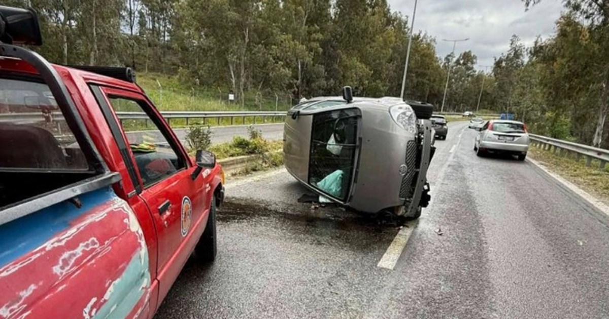 Αρτέμιδα: Βίντεο από σκληρό τροχαίο -  ΙΧ πέρασε πάνω από διαχωριστικό και αναποδογύρισε στη μέση του δρόμου