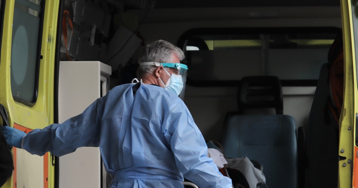 Κρήτη: Κατέρρευσε τμήμα κτιρίου - Σωρός από μπάζα δίπλα σε σταθμευμένα αυτοκίνητα [εικόνες] - εικόνα 4