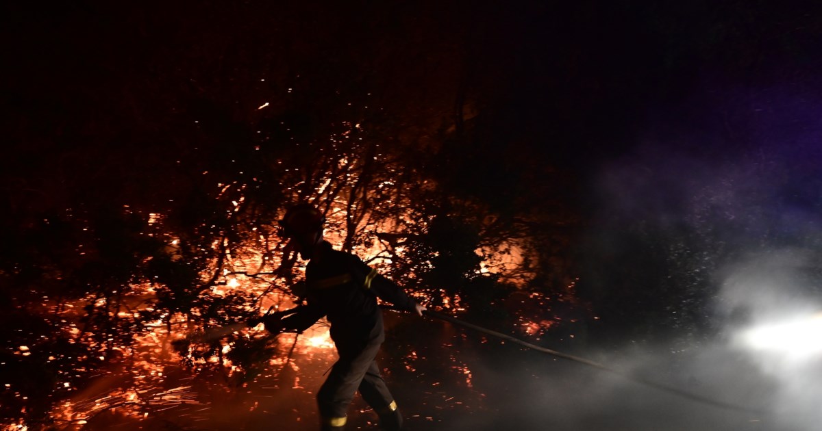 Ασπρόπυργος: Φωτιά σε οικόπεδα με σκουπίδια - Και ελικόπτερα στη μάχη της κατάσβεσης