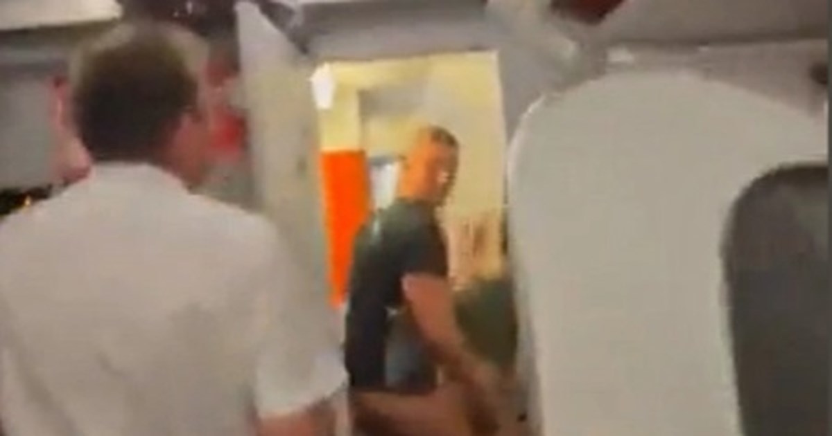 Σεξ στο αεροπλάνο: Τα γενέθλιά του γιόρταζε ο 23χρονος που πιάστηκε στην τουαλέτα - Τι αποκάλυψε η μητέρα του [βίντεο]