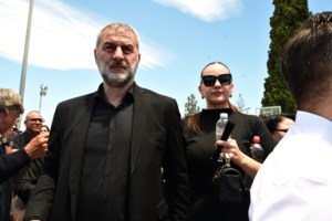 Γωγώ Μαστροκώστα: Σπάραξε στο κλάμα η Μαρία Καλάβρια - Έκλαιγε με λυγμούς στην αγκαλιά του Δημήτρη Αλεξάνδρου - εικόνα 4