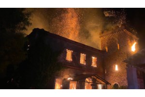 Εικόνες καταστροφής από τη φωτιά στο οινοποιείο της Achaia Clauss - Σώθηκαν τα ιστορικά κρασιά, κάηκε το πέτρινο κτίριο - εικόνα 5