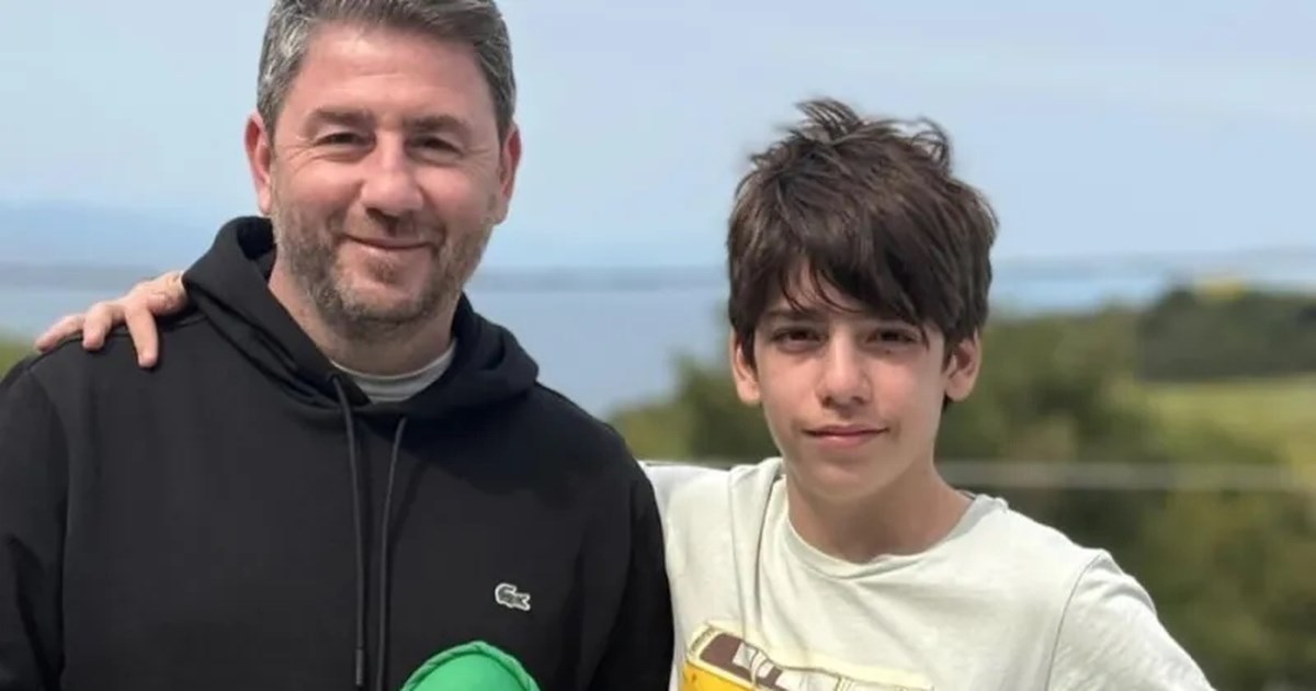 Οι πασχαλινές ευχές του Νίκου Ανδρουλάκη με τον γιο του και το πράσινο αυγό με τον ήλιο του ΠΑΣΟΚ