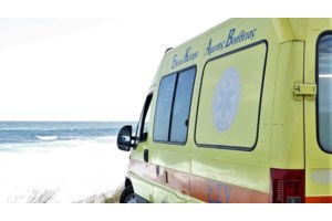 Εύβοια: Αστυνομικός έσωσε με αυτοθυσία γυναίκα και κοριτσάκι που παρέσυραν τα ρεύματα πάνω σε στρώμα θαλάσσης