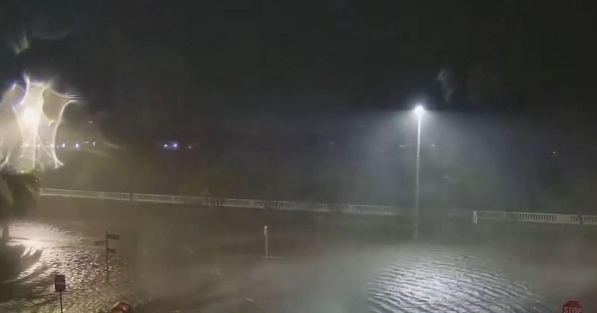 Νίκος Ευαγγελάτος: Επικά τα γραφικά της εκπομπής για τον τυφώνα - Ιπτάμενες αγελάδες, δορυφόροι και διαστημόπλοια - εικόνα 3