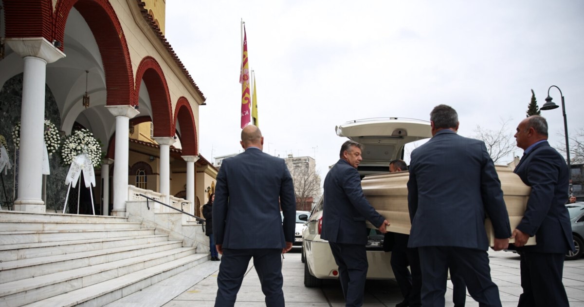 Λάρισα: Θρήνος στην κηδεία του Βασίλη Καλογήρου - "Σε φαντάζομαι να ζητάς όπως τα παιδιά των Τεμπών οξυγόνο" είπε ο θείος του