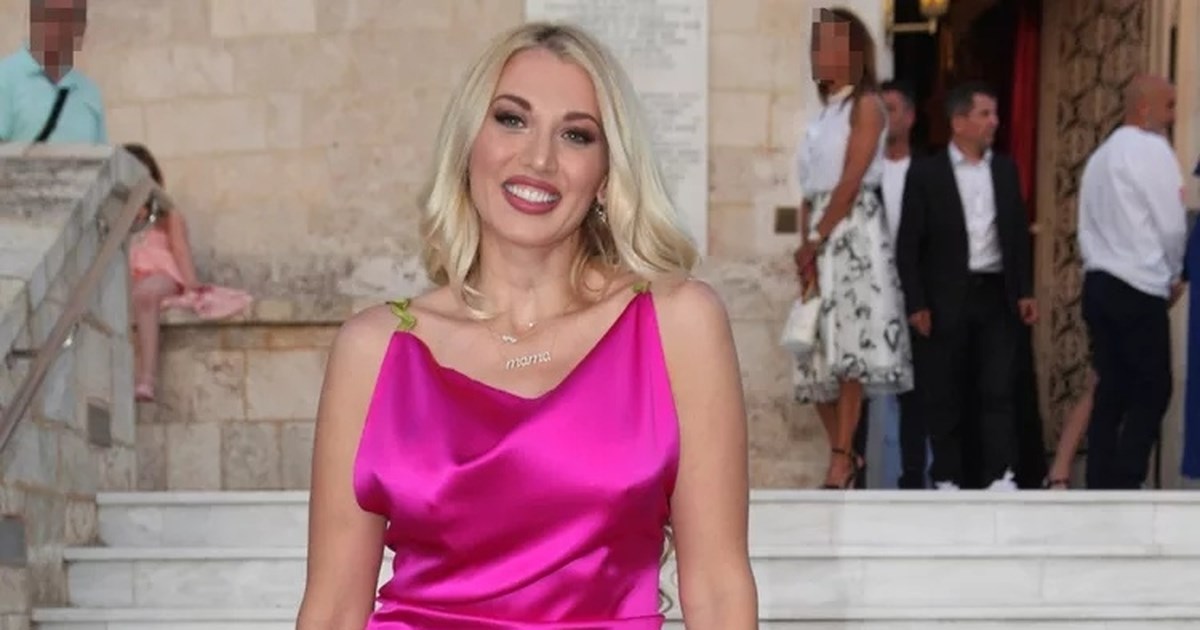 Καλεσμένη σε βάφτιση: 10 Ελληνίδες που θα σε εμπνεύσουν με το στιλ τους