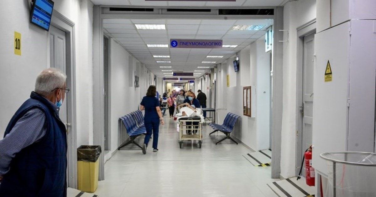 Ρέθυμνο: Βαρύ πένθος στην κηδεία του 87χρονου και της συζύγου του - Τη σκότωσε μέσα στο νοσοκομείο [εικόνες] - εικόνα 2