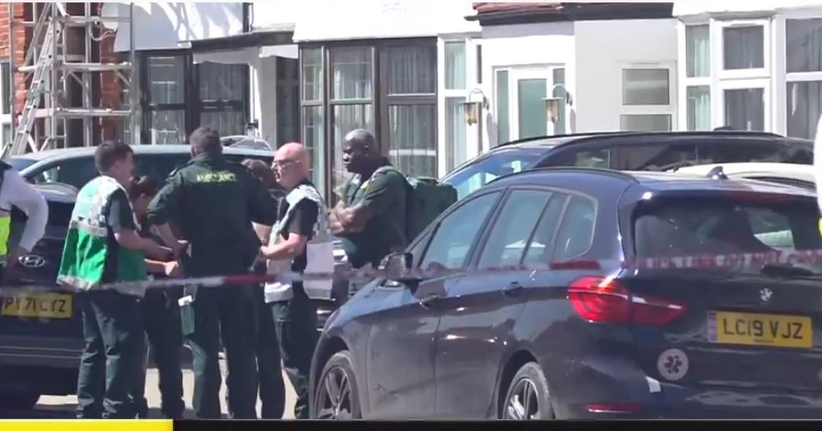 Βίντεο ντοκουμέντο: Η στιγμή της επίθεσης με μαχαίρι στα θύματα έξω από συναγωγή στο Λονδίνο, σε στάση λεωφορείου