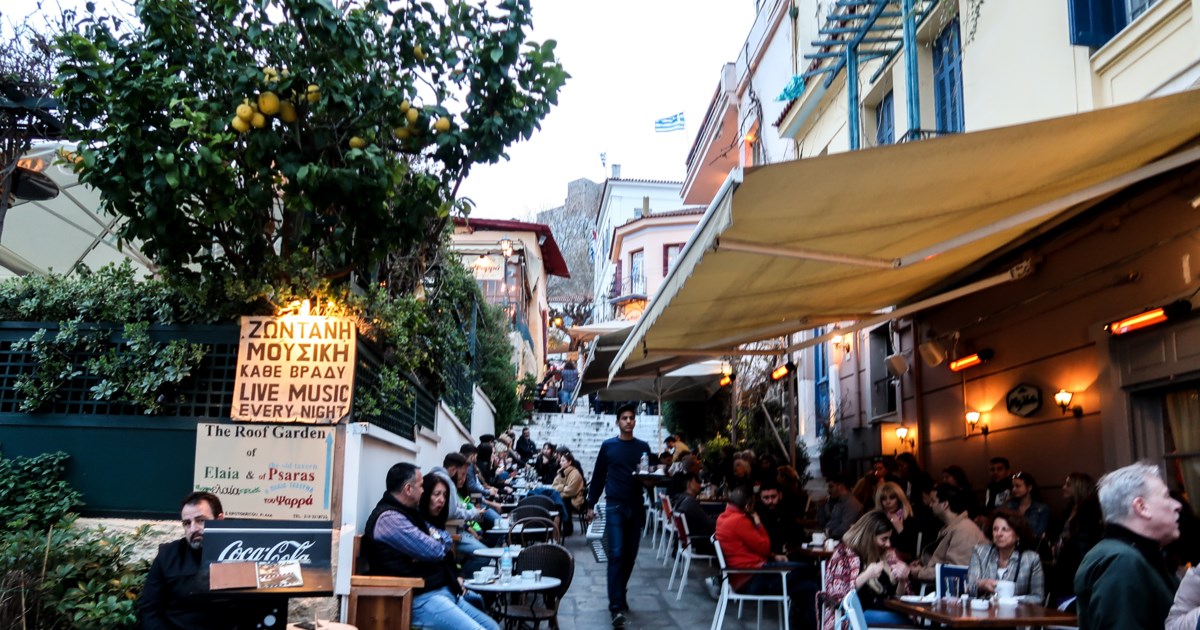 Bank of America: Ο τουρισμός και η εστίαση έσωσαν την Ελλάδα από τις κρίσεις - Τώρα τη φρενάρουν