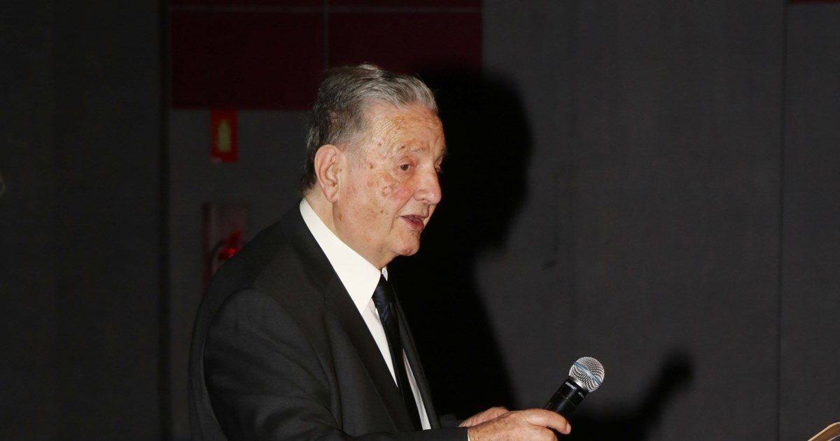 Τελευταίο αντίο στον Αντώνη Καρατζόπουλο που σημάδεψε τον ελληνικό κινηματογράφο - Ποιοι έδωσαν το παρών στην κηδεία [εικόνες] - εικόνα 10