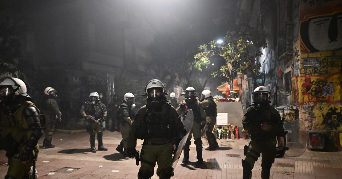 Ένταση στα Εξάρχεια: Χημικά και κρότου λάμψης σε πορεία αναρχικών [εικόνες] - εικόνα 4