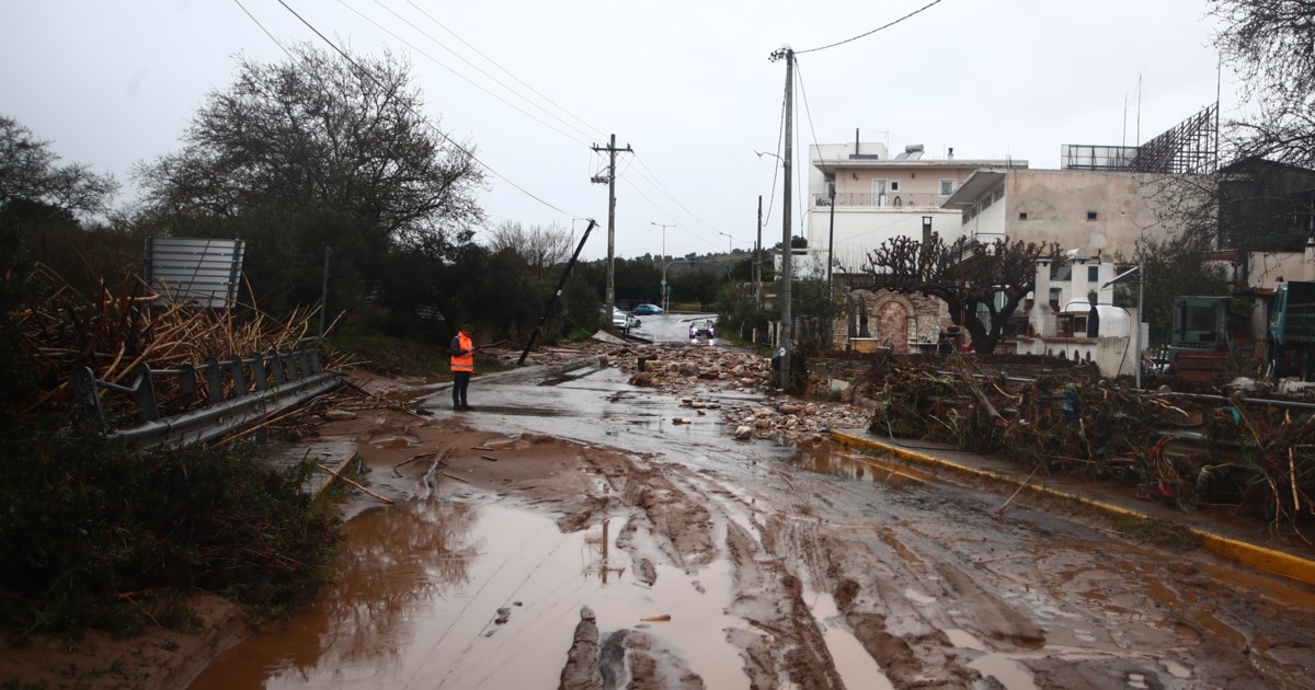 Κομφούζιο στους δρόμους λόγω κακοκαιρίας: Μποτιλιάρισμα στην Αττική Οδό - Χάος σε Κηφισό και Κηφισίας
