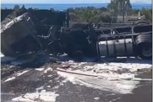 Εθνική Αθηνών-Κορίνθου: Στην κυκλοφορία δύο λωρίδες προς Αθήνα μετά την ανατροπή βυτιοφόρου - Αυξημένη κίνηση στα Μέγαρα