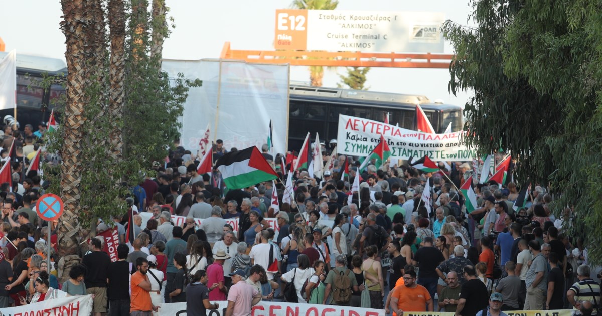 Κρήτη: Διαδηλωτές "υποδέχθηκαν" με πανό το ισραηλινό κρουαζιερόπλοιο Crown Iris [βίντεο]