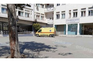 Λάρισα: "Το παιδί έμεινε ώρα χωρίς οξυγόνο, είναι διασωληνωμένο", λέει η γιαγιά του 9χρονου που πνίγηκε τρώγωντας πορτοκάλι