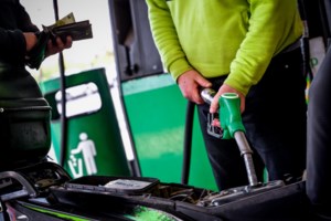 Στα ύψη η βενζίνη: Το "καπέλο" των 30 ευρώ στο φουλάρισμα - Οχι λέει η κυβέρνηση (ακόμα) σε fuel pass