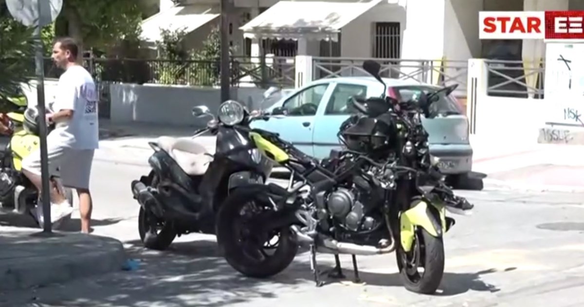 Όχημα έπεσε από αυτοκινητάμαξα στην Καλλιθέα - Προβλήματα στην κυκλοφορία