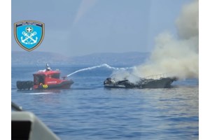Σαρωνικός: Λέμβος με Ρουμάνους τουρίστες παρασύρθηκε από τα κύματα - Βίντεο από τη στιγμή της διάσωσής