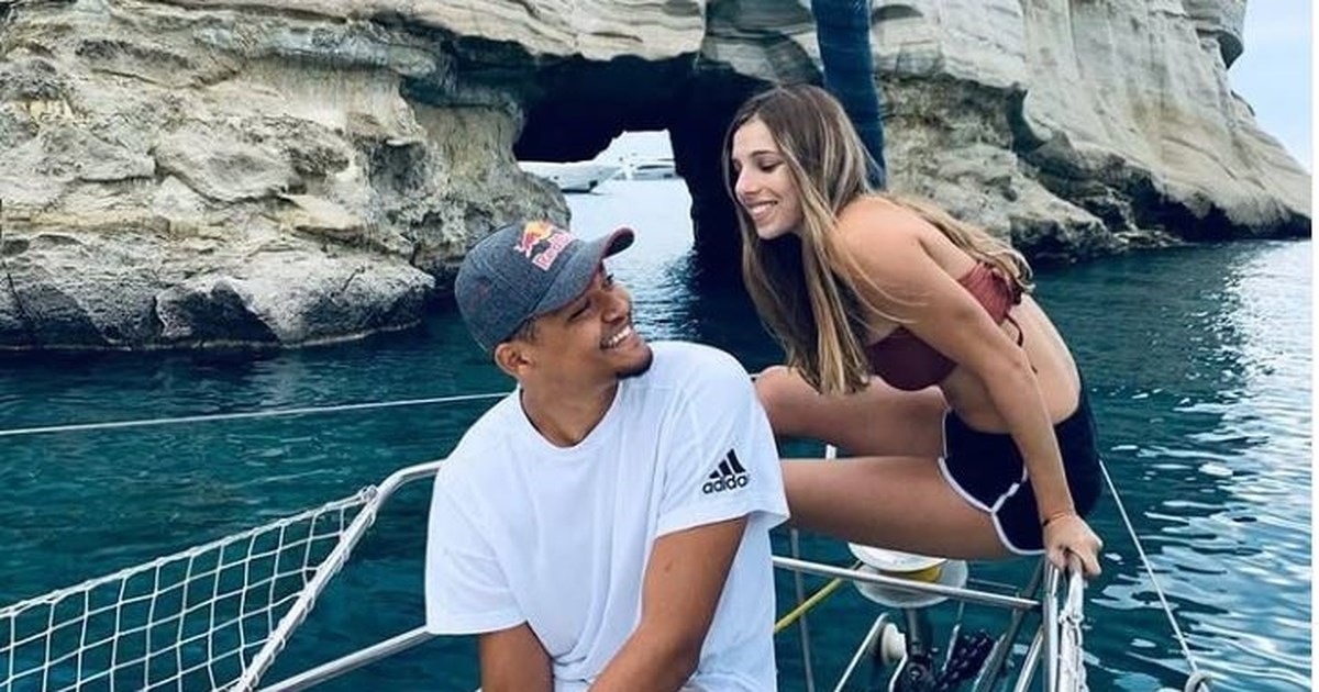 Η εξομολόγηση του Μανόλο Καραλή: Για κάποια παιδιά στο σχολείο, εγώ και η αδερφή μου ήμασταν απλώς τα "μαυράκια"