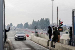 Αμετακίνητοι οι αγρότες: Ανοίγουν τα διόδια και ετοιμάζονται για Χριστούγεννα στα μπλόκα - Καλεί σε διάλογο η κυβέρνηση