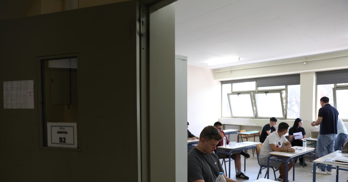 Πανελλήνιες 2025: Συνελήφθη διευθύντρια Λυκείου στη Θεσσαλονίκη γιατί δεν άφηνε μαθήτρια με ακουστικά να γράψει